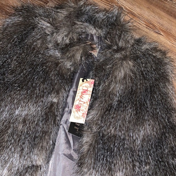 Nwt True love faux fur vest size large - Picture 2 of 3